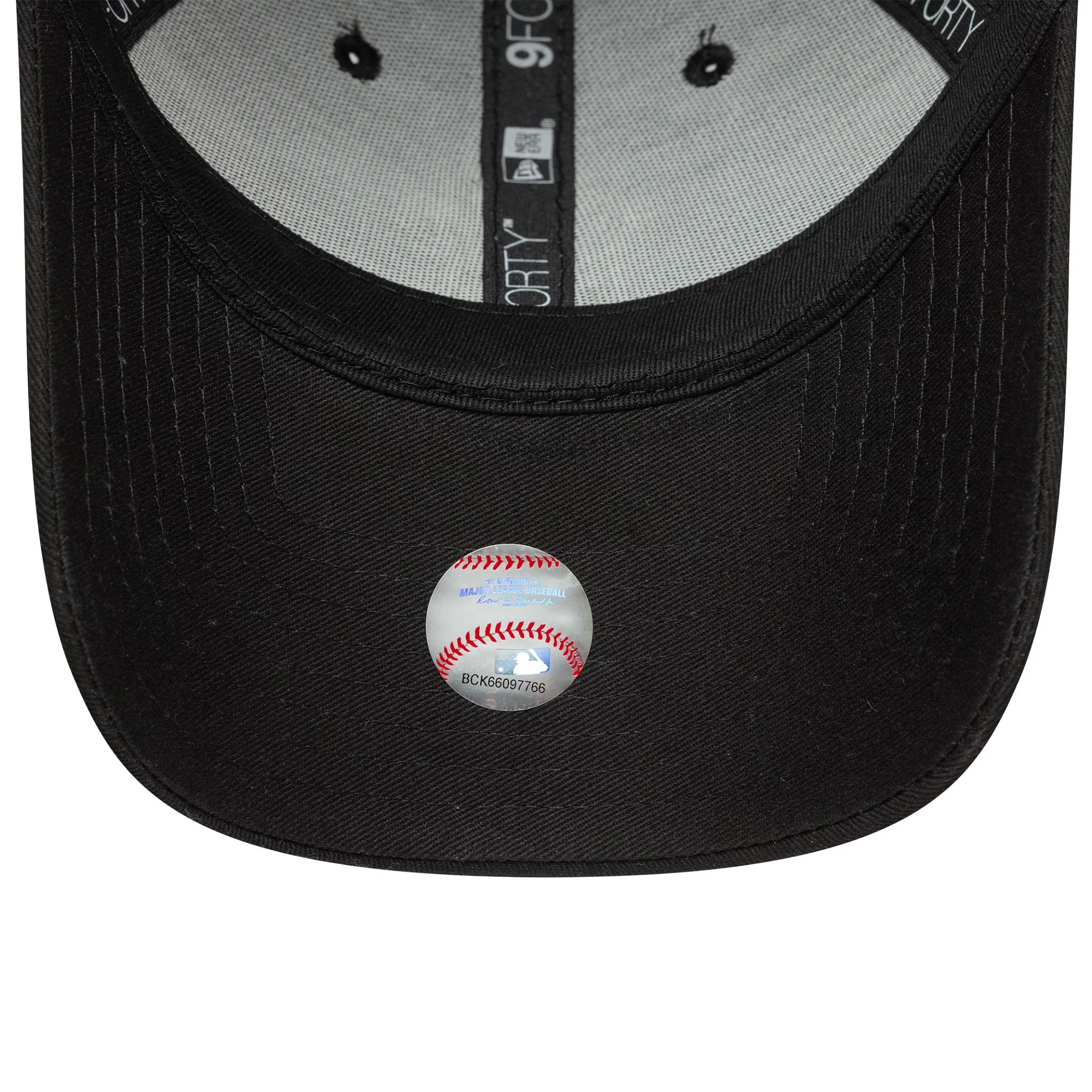 New York Yankees MLB Team Outline Black 9FORTY Adjustable Cap - Image 4