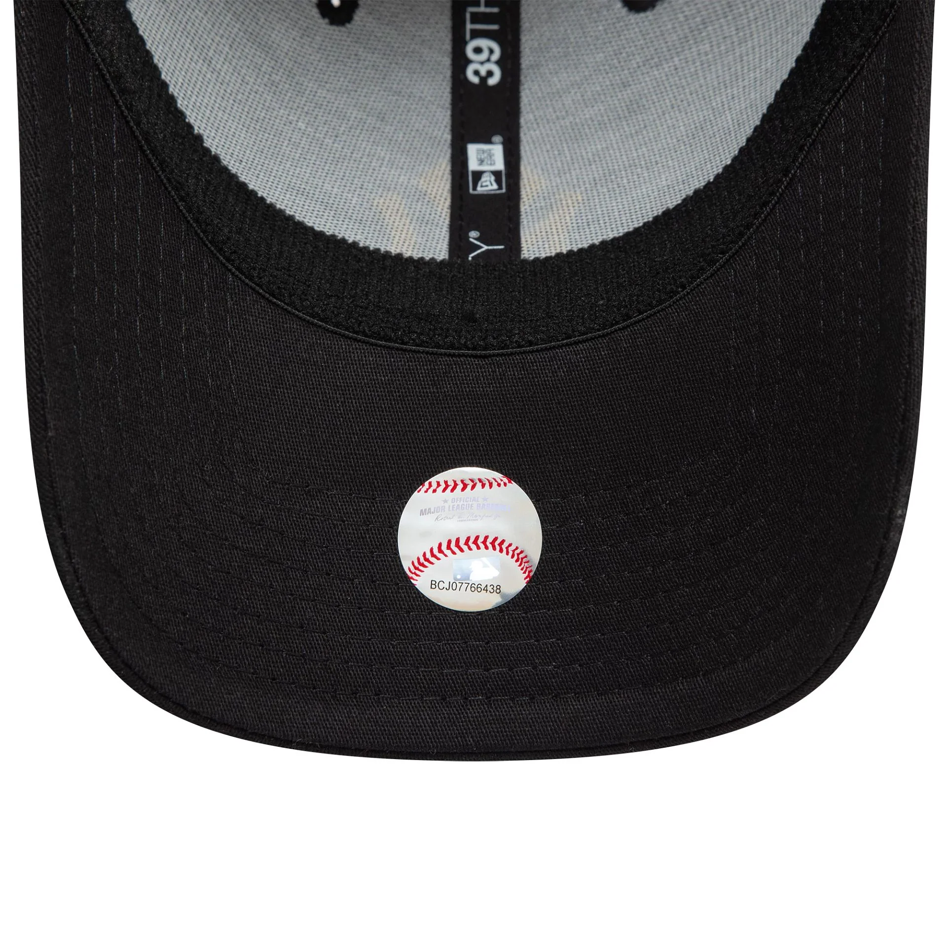 New York Yankees League Essential Black 39THIRTY Stretch Fit Cap - Image 5
