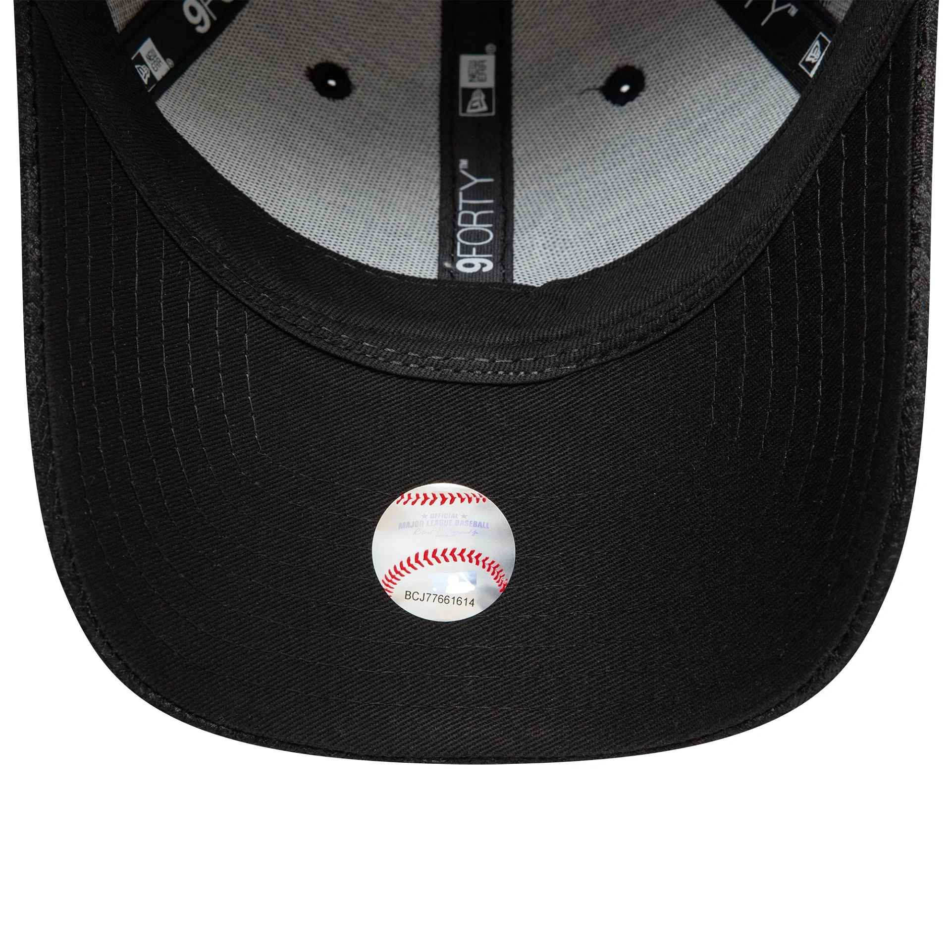 New York Yankees Womens Lace Black 9FORTY Adjustable Cap - Image 5