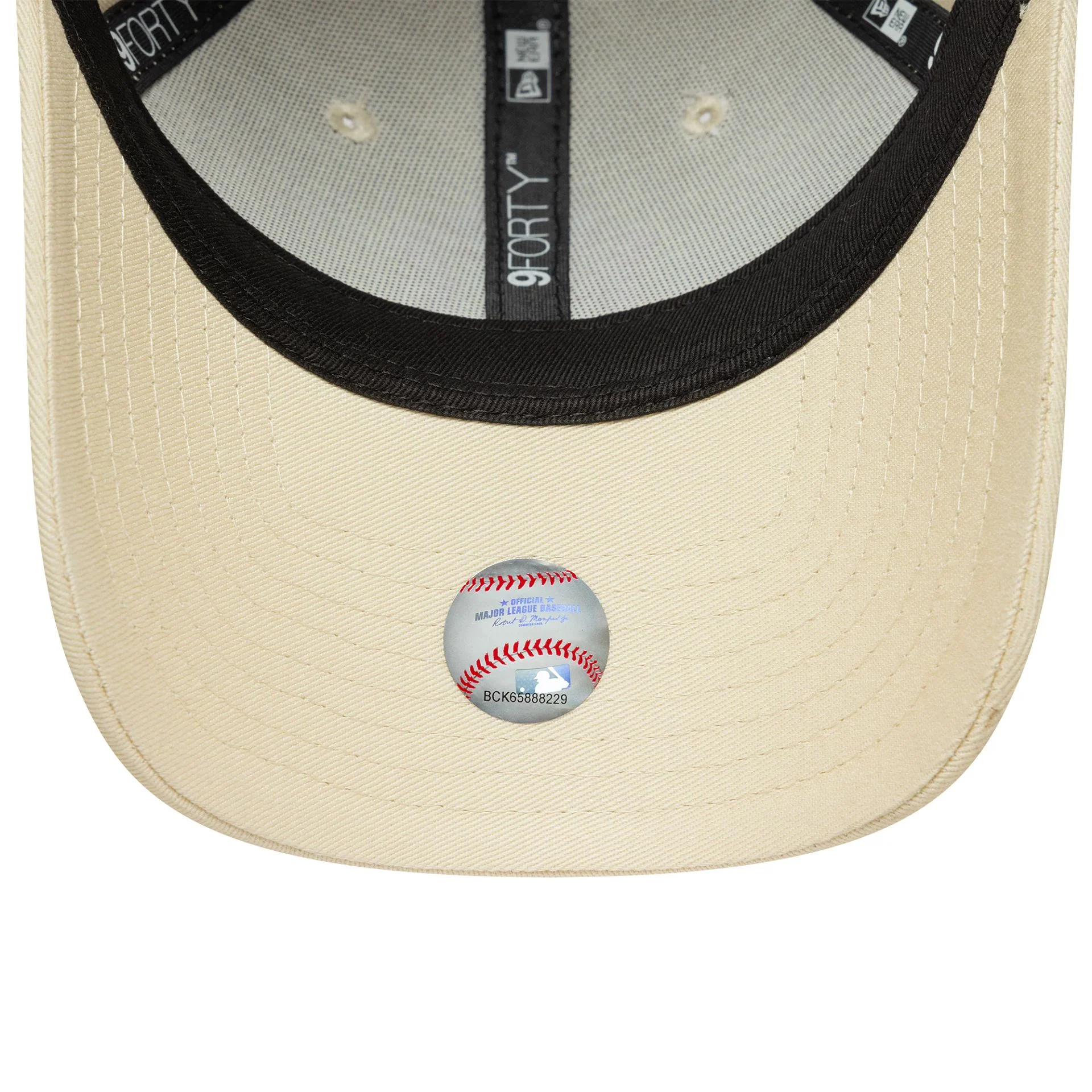New York Yankees Womens MLB League Essential Cream 9FORTY Adjustable Cap - Image 4