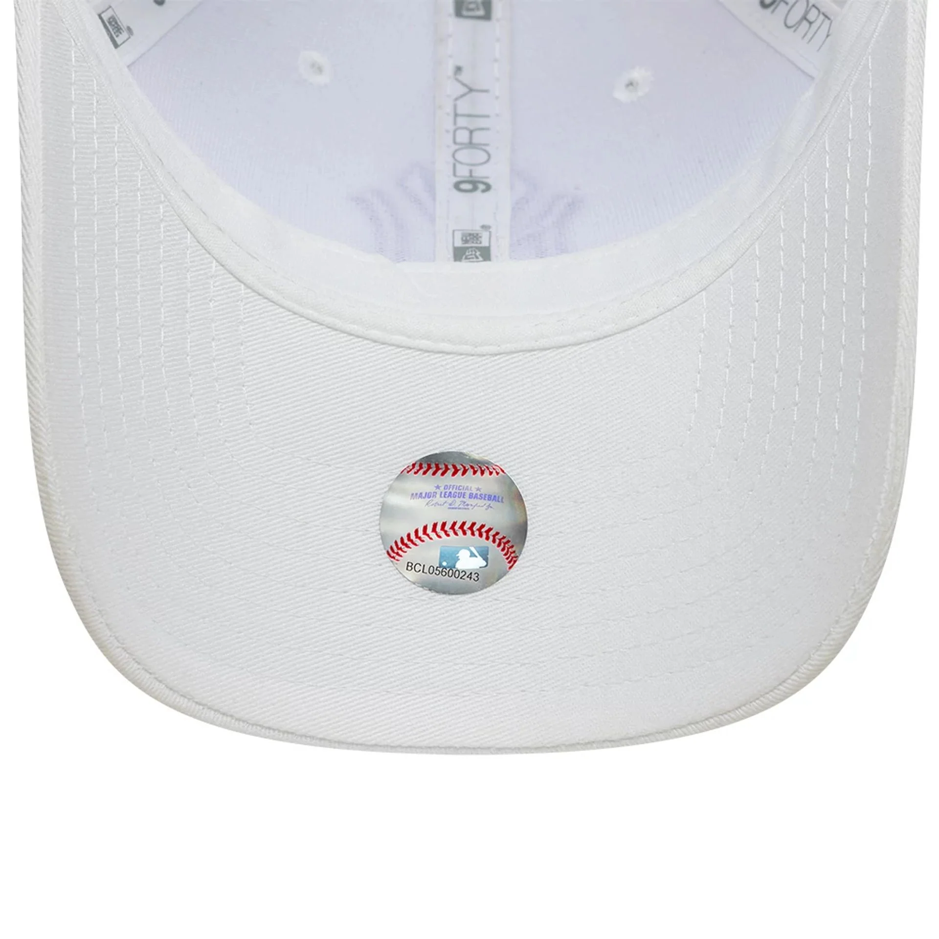 New York Yankees Womens MLB League Essential White 9FORTY Adjustable Cap - Image 5