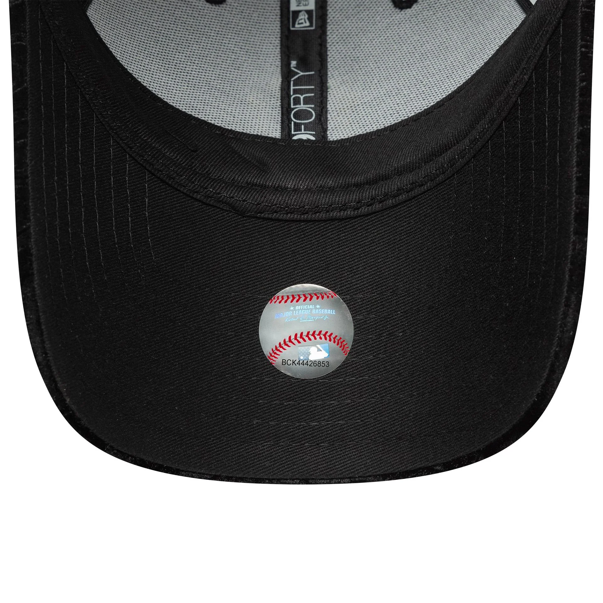 New York Yankees Womens MLB Leo Velour Black 9FORTY Adjustable Cap - Image 4