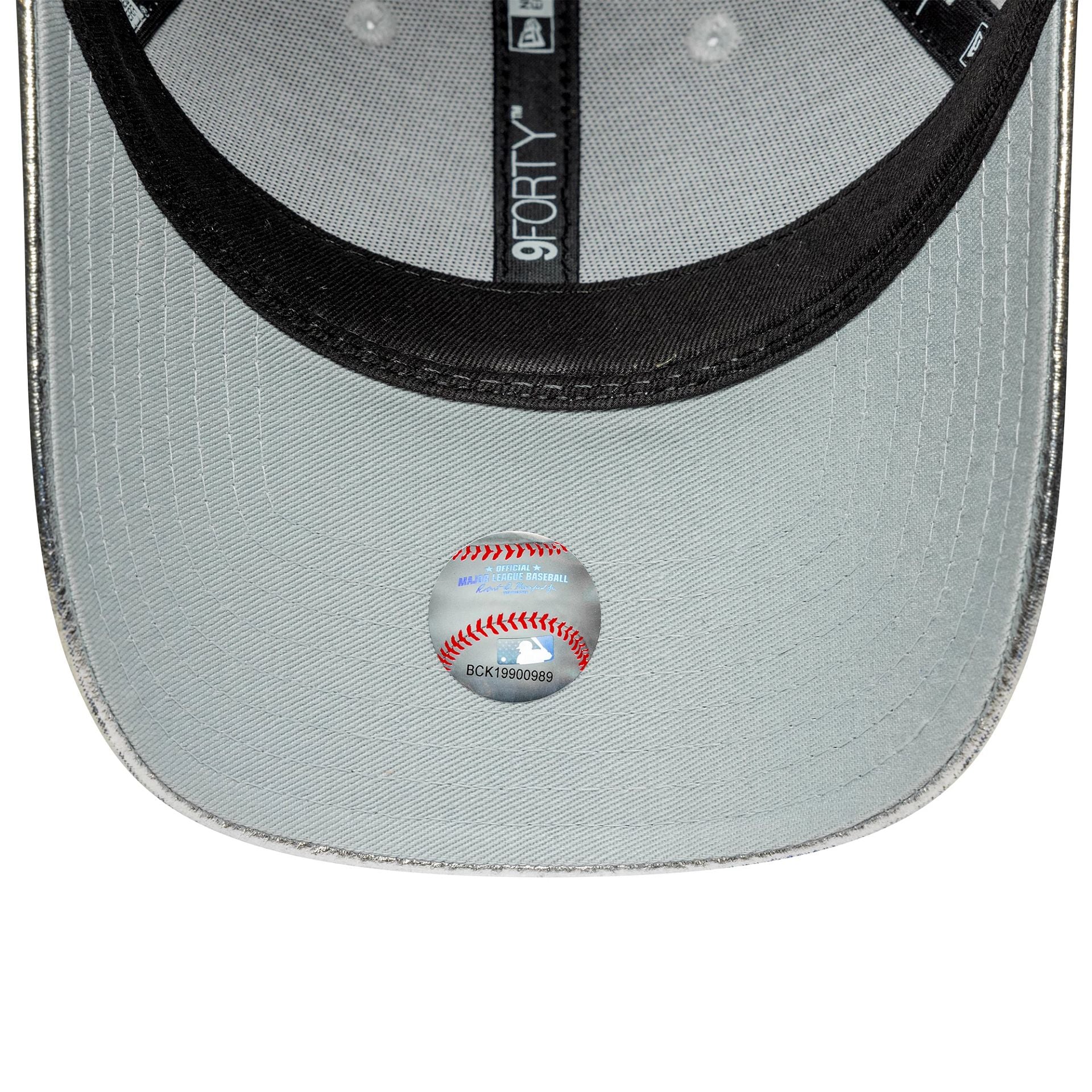 New York Yankees Womens MLB Metallic Silver 9FORTY Adjustable Cap - Image 4