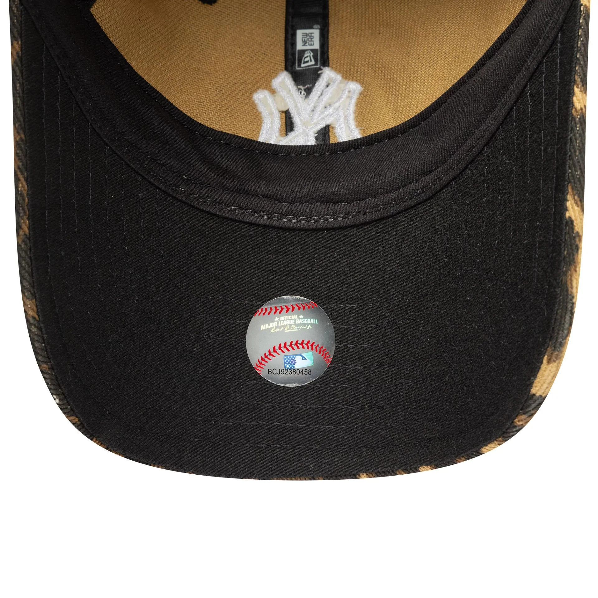 New York Yankees Womens MLB Outline Leopard Black 9TWENTY Adjustable Cap - Image 5